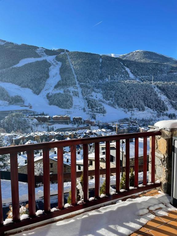 uma varanda com vista para uma montanha coberta de neve em Chez Maurice avec une belle vue em El Tarter