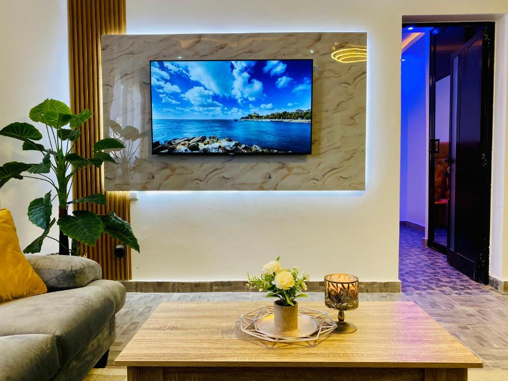 a living room with a tv on a wall at Votre parfait logement à Dakar in Dakar