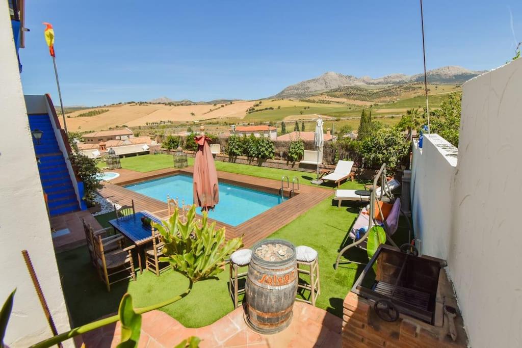 uitzicht op een achtertuin met een zwembad bij Vega’s Love in Málaga