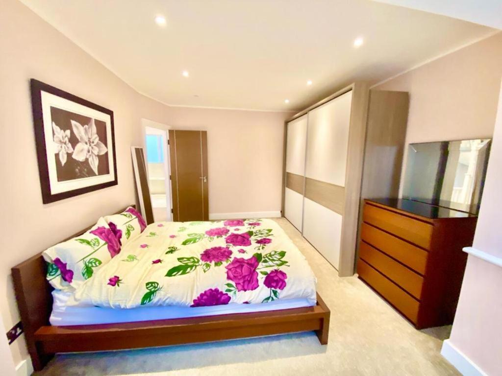 Tempat tidur dalam kamar di Luxury 5 bedroom home with private car park in London