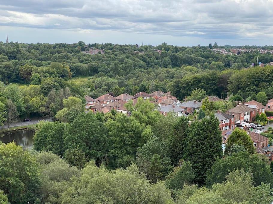 eine Luftansicht einer Stadt mit Häusern und Bäumen in der Unterkunft Manchester’s view in Manchester