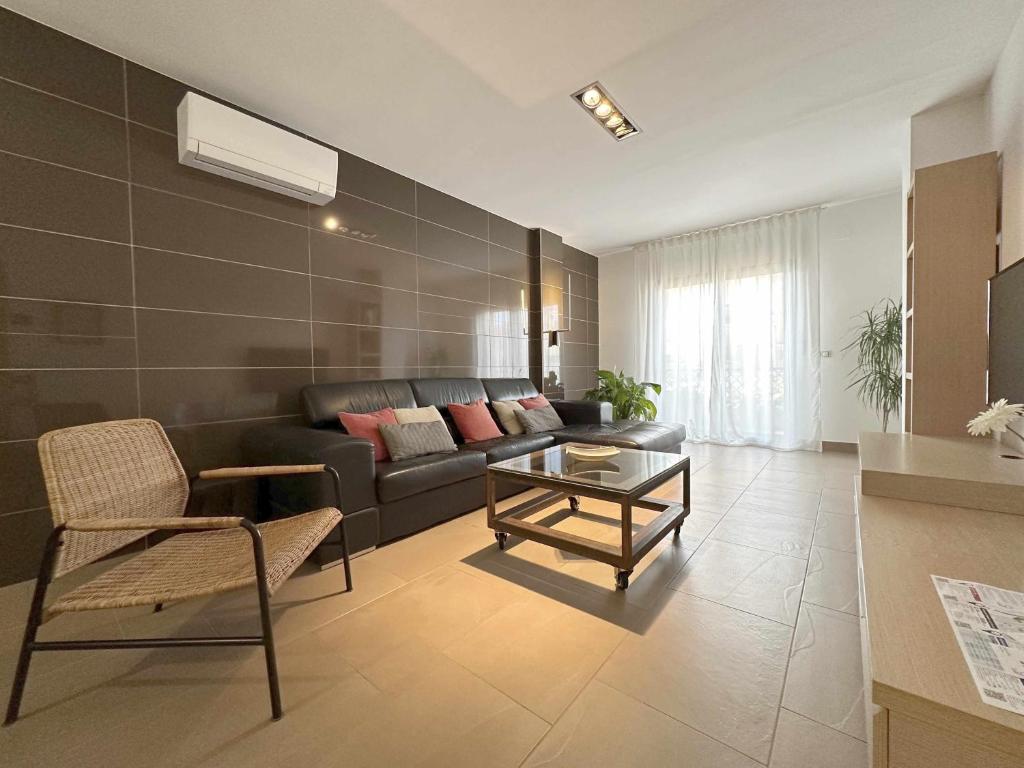 ein Wohnzimmer mit einer Couch und einem Tisch in der Unterkunft Casa Jimena in Avila