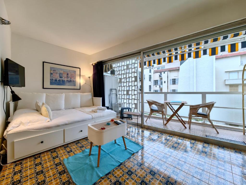 een slaapkamer met een bed en uitzicht op de stad bij Studio Royal Lux by Booking Guys in Nice