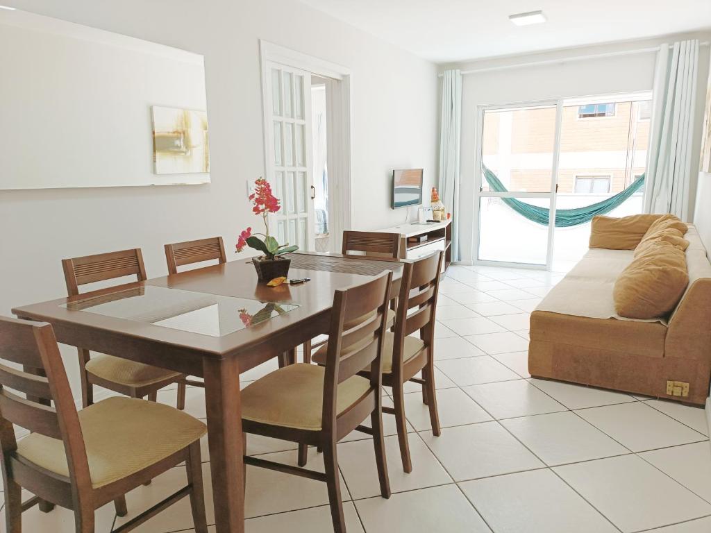 a living room with a dining room table and a couch at Incrível apartamento Balneário Camboriú in Balneário Camboriú