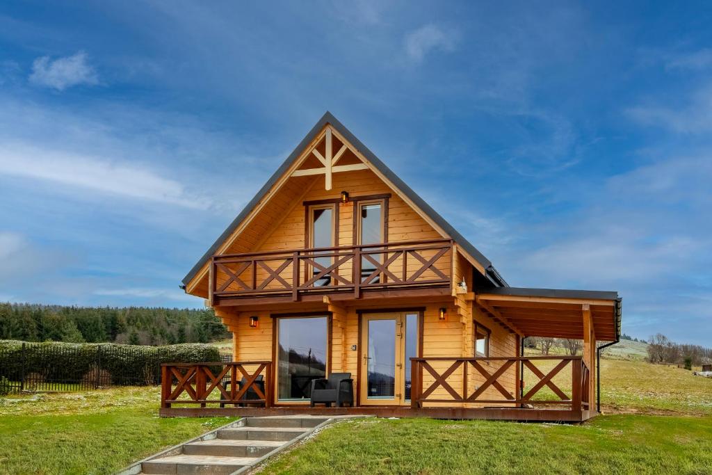 uma casa de madeira com um telhado de gambrel em Domek Tylicz Widoki em Tylicz