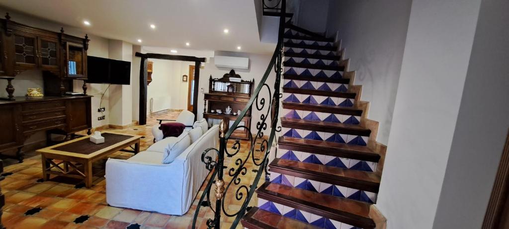 una sala de estar con una escalera de caracol en una casa en CASITA ROCIO, en Jaén