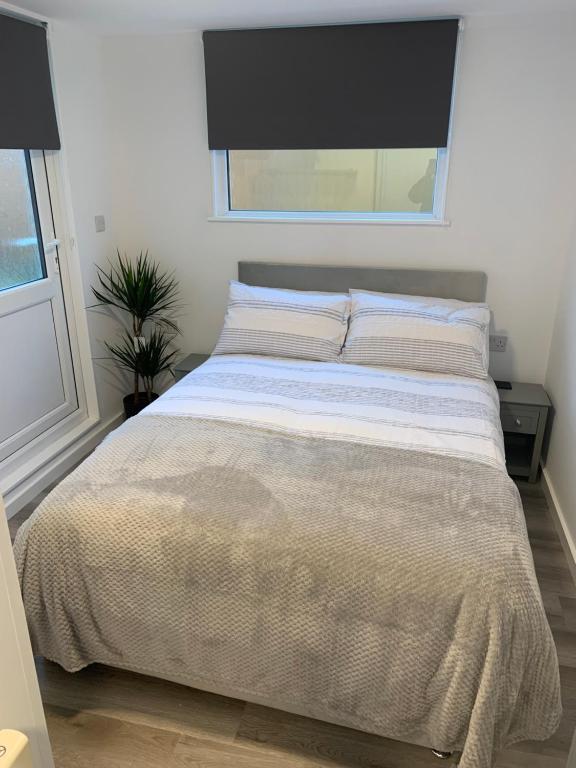 um quarto com uma cama grande e uma janela em Payne’s Pad em Poole