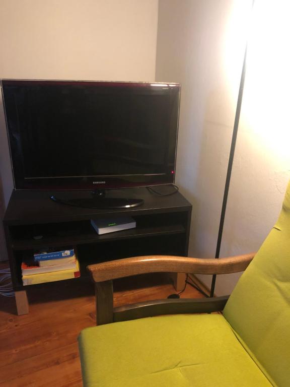 TV a/nebo společenská místnost v ubytování Chalupa Kociánka