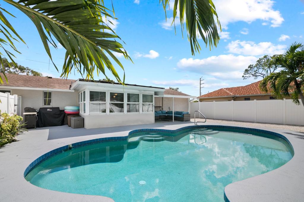 uma piscina no quintal de uma casa em Ultimate Private Home with Heated Pool em Sarasota