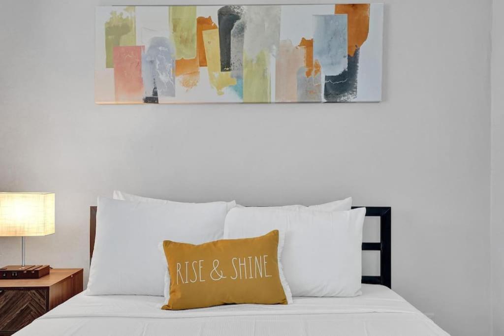 Rustic Retreats Beachy 1BR for 4 guests in the heart of Fort Lauderdale 객실 침대