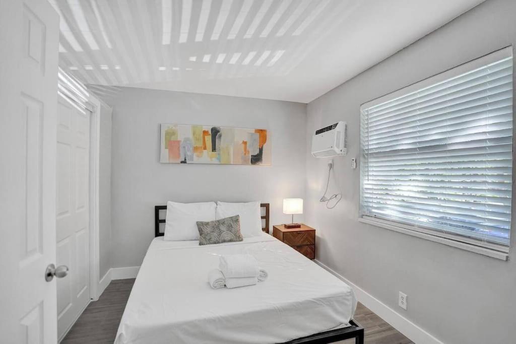Rustic Retreats Beachy 1BR for 4 guests in the heart of Fort Lauderdale 객실 침대