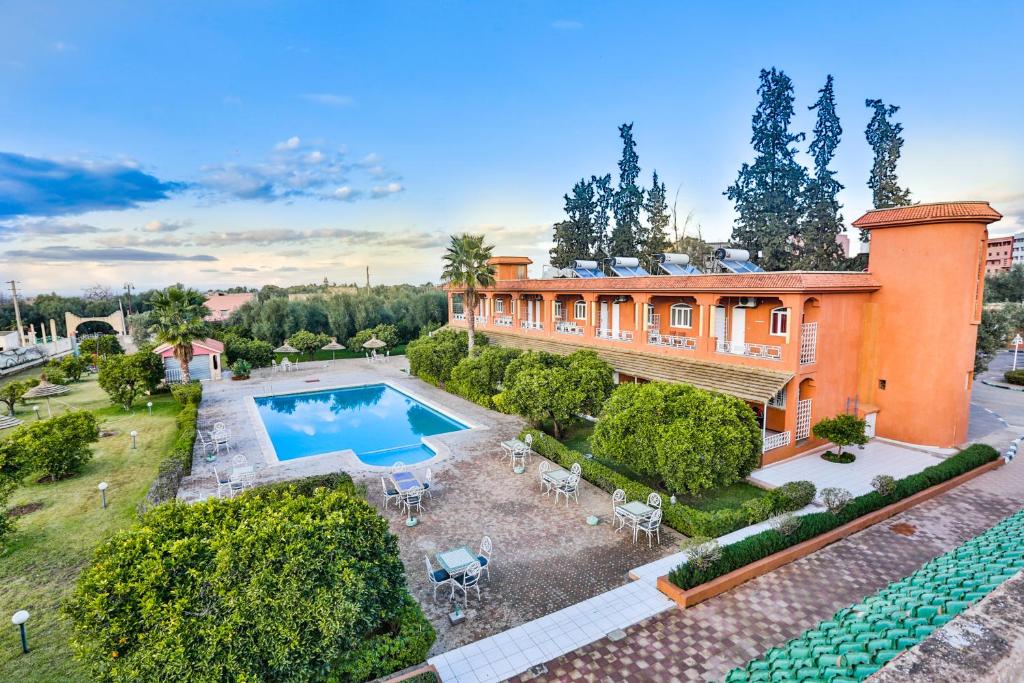 een luchtzicht op een huis met een zwembad bij Complexe El Bassatine in Beni Mellal