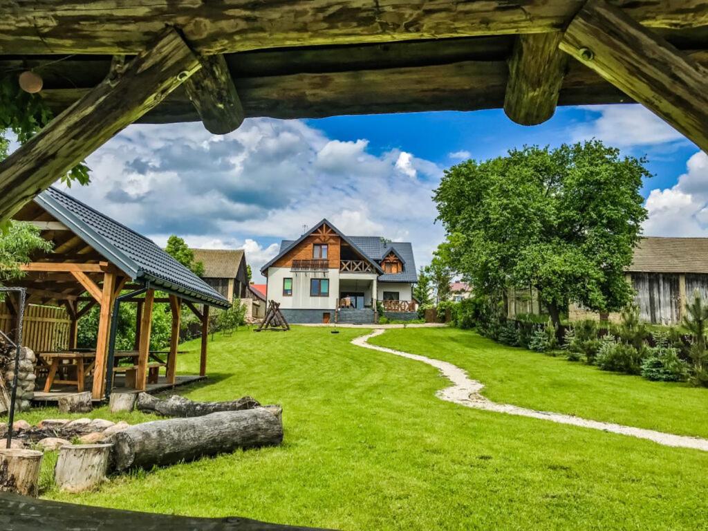 uma vista da casa a partir do pátio em Willa Kumat em Brańsk