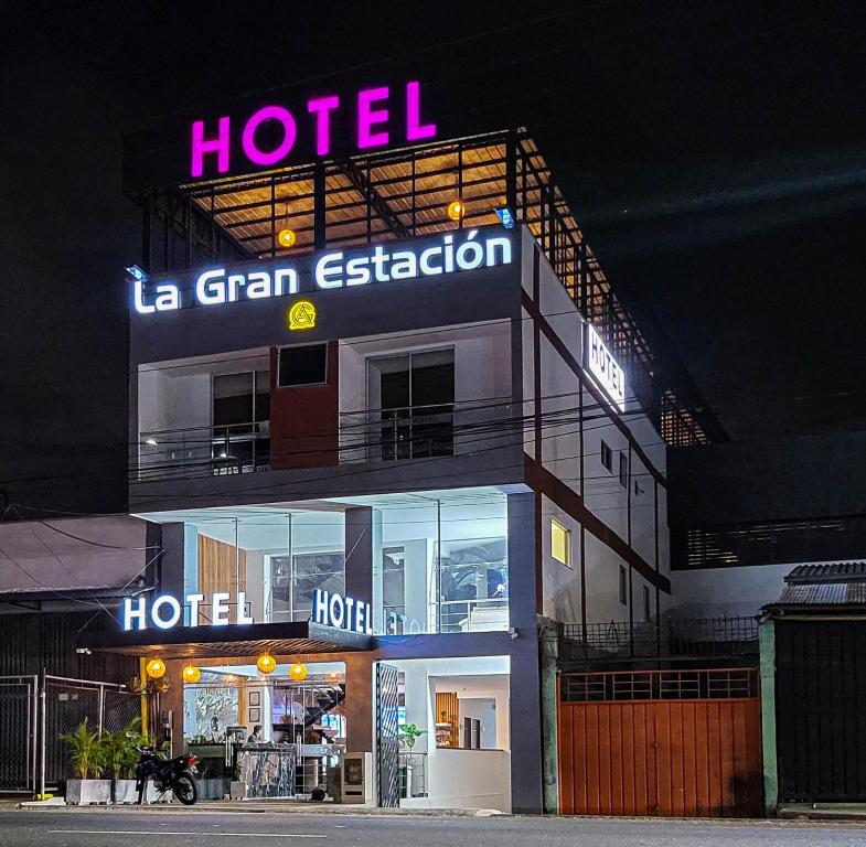 un hotel con un cartel encima de él por la noche en Hotel La Gran Estaciónag en Armenia