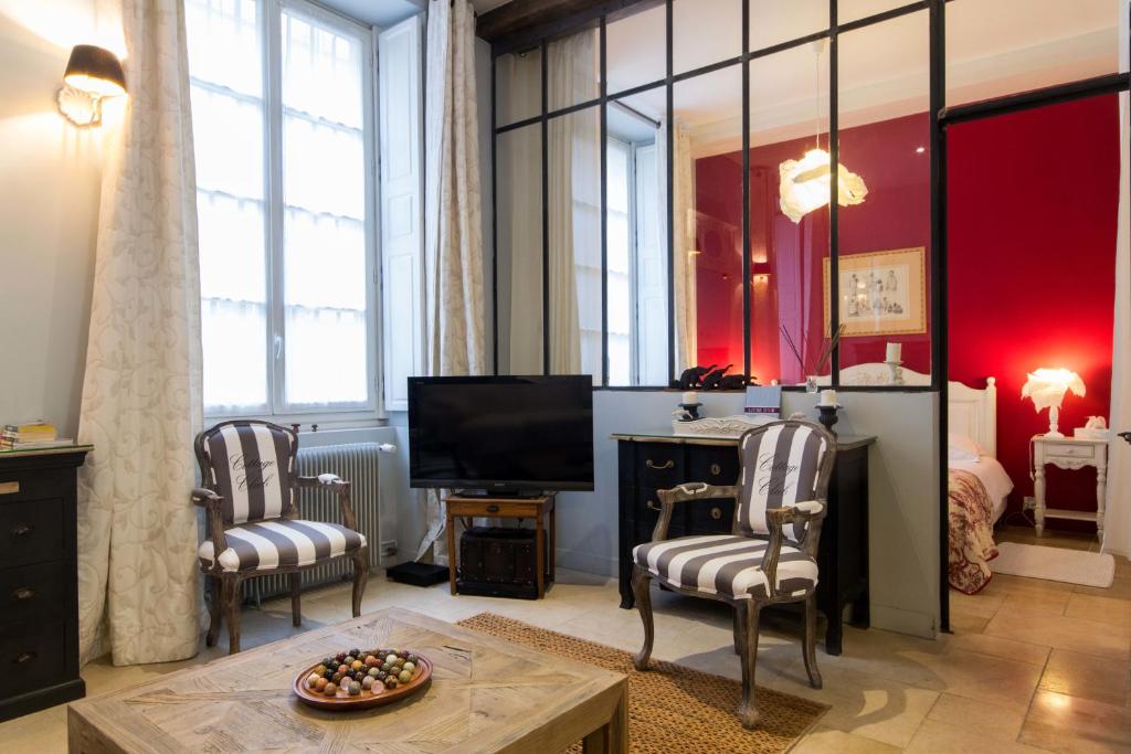 sala de estar con 2 sillas y TV en Le Loisy en Dijon