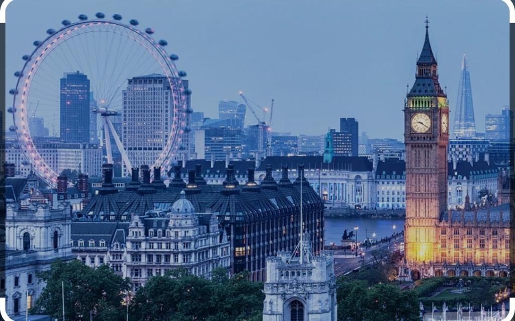 uma vista da grande torre do relógio Ben e do olho de Londres em single room close to the city em Londres