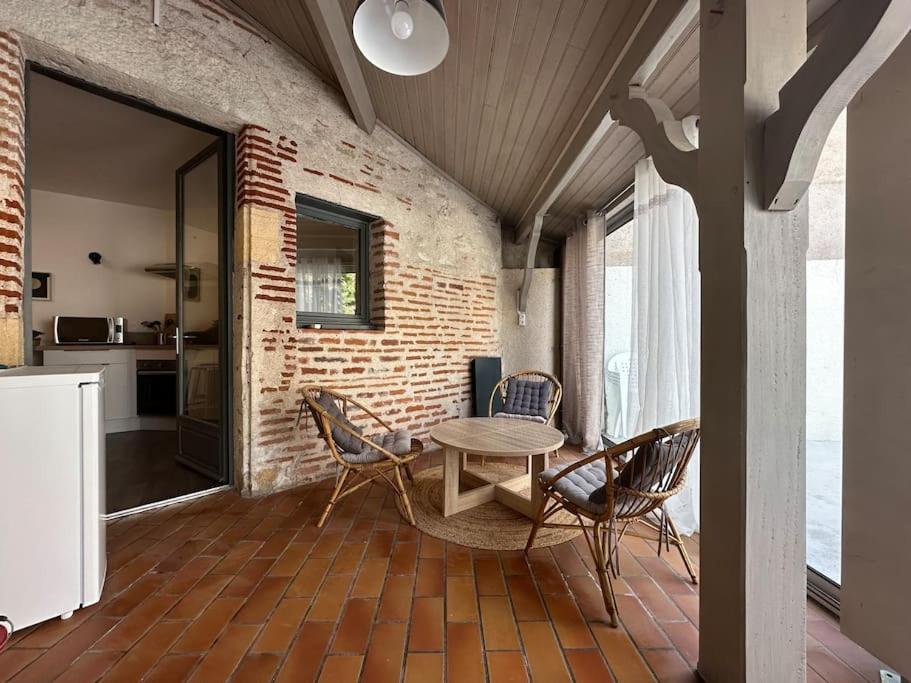 une cuisine et une salle à manger avec une table et des chaises dans l'établissement La bulle FREBERMIS, à Villeneuve-sur-Lot
