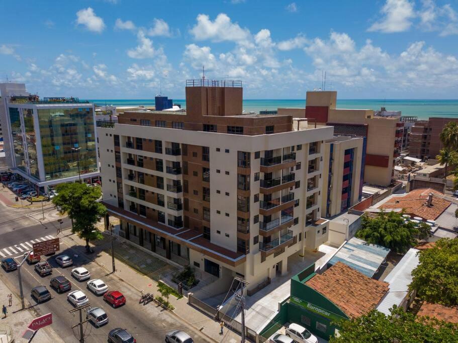 uma vista panorâmica de um grande edifício numa cidade em Apto Novo PraiaTambaúCabo Branco em João Pessoa