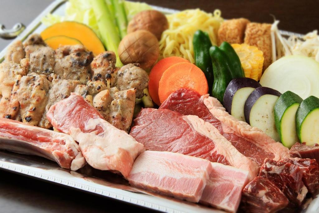 Oyama的住宿－SPRINGS VILLAGE Ashigara-Tanzawa Hot Spring Resort & Glamping - Vacation STAY 42322v，含有不同种类肉类和蔬菜的食品