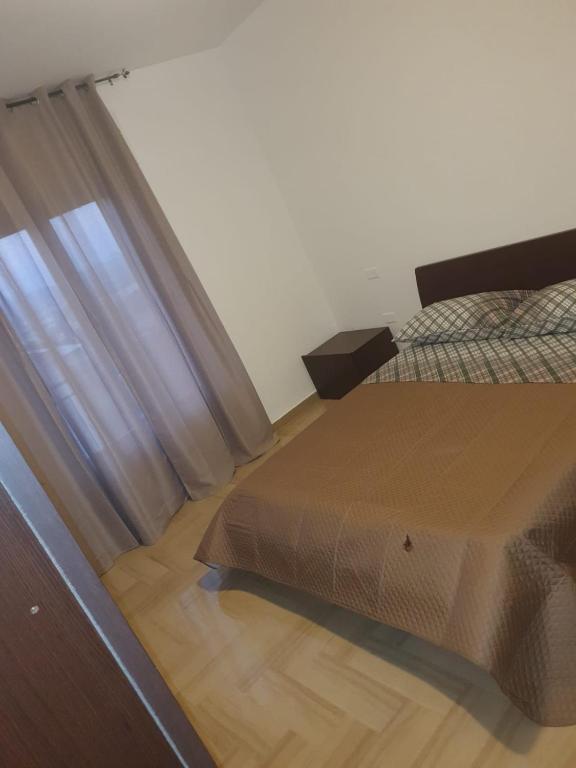 una camera con letto e finestra di B&B Paradiso a Paganica