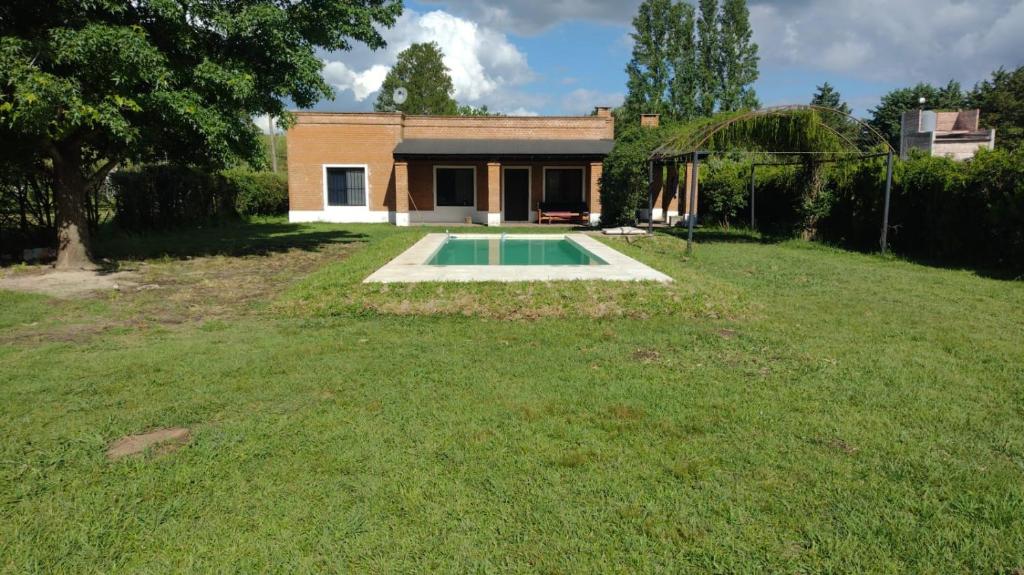 a house with a swimming pool in a yard at El Remanso del Casero in Gualeguay