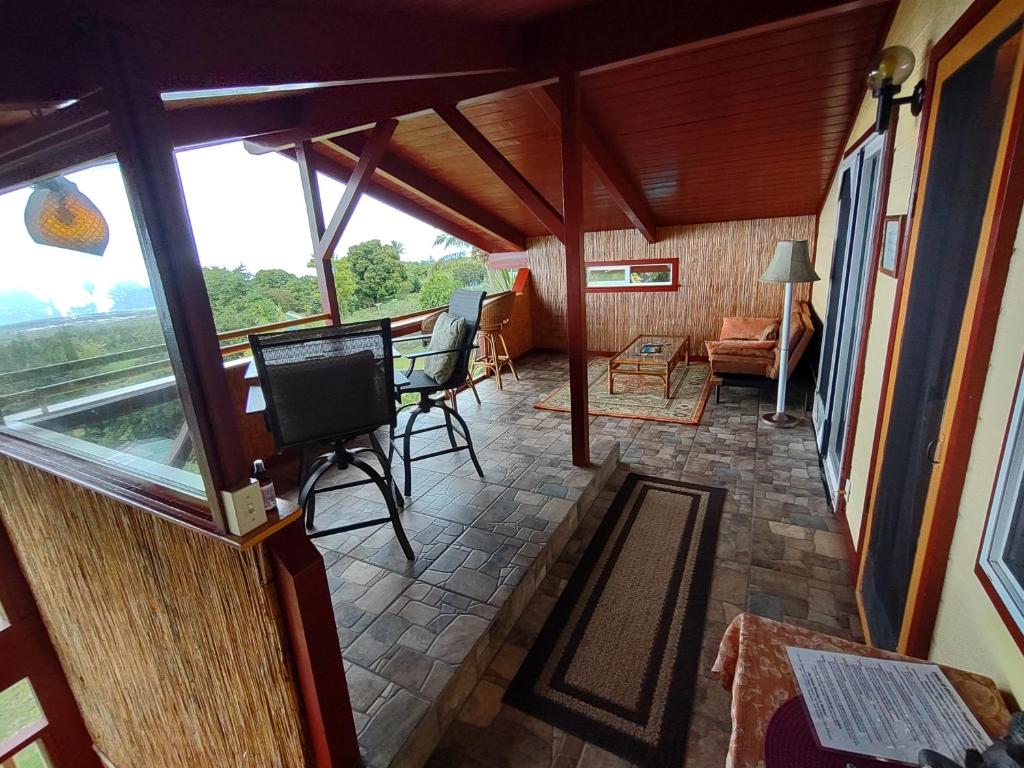 uma vista para uma sala de estar com cadeiras e uma janela em Banyan Tree Sanctuary Guest House em Kailua-Kona