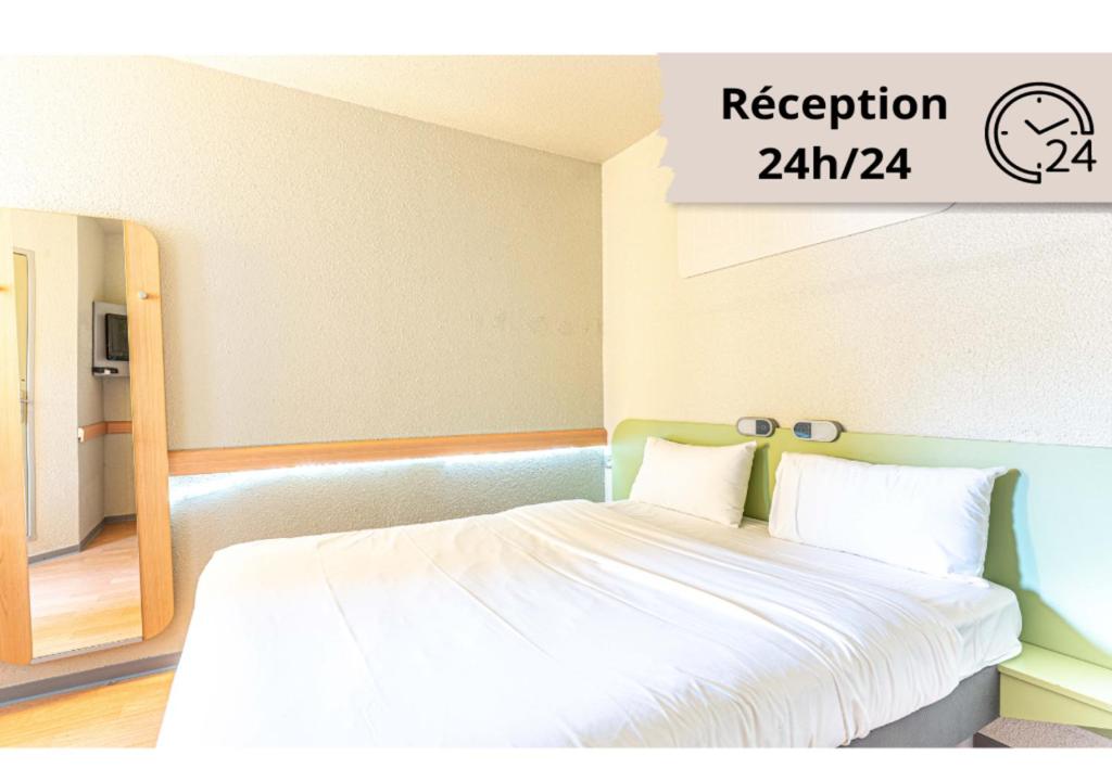 1 dormitorio con 1 cama y un letrero que lee respiración en Fasthotel Cleon Rouen Sud en Cléon