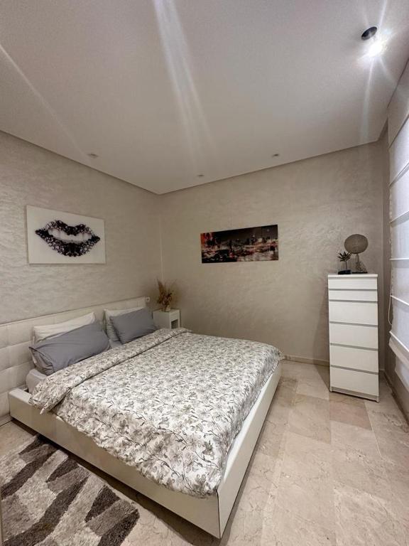 sypialnia z łóżkiem i komodą w obiekcie STUDIO DE LUX A BOURGOGNE w mieście Casablanca