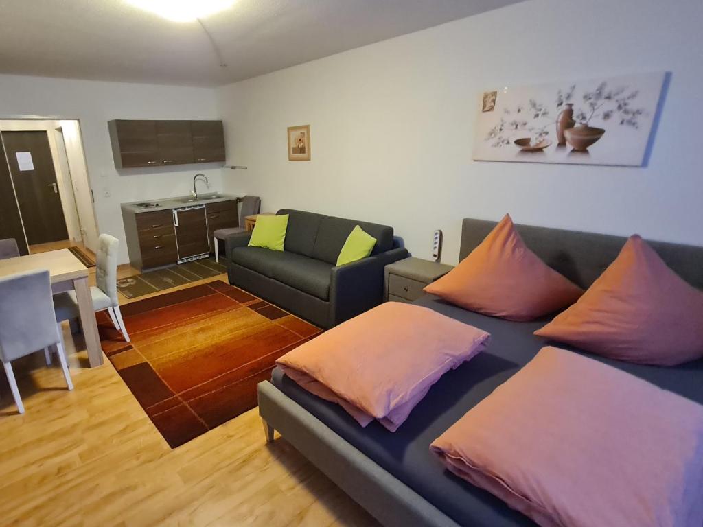 un soggiorno con divano e tavolo di Schöne Apartment in Bayerische Wald,Sankt Englmar a Sankt Englmar