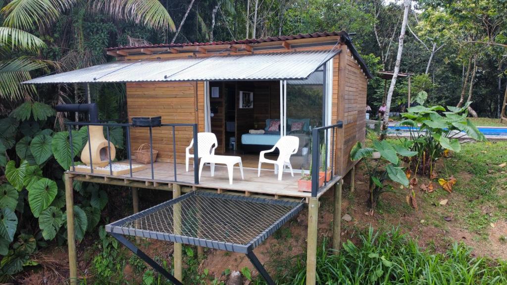 a small house with two chairs and a table at Ecohousing Del Bosque in San Rafael