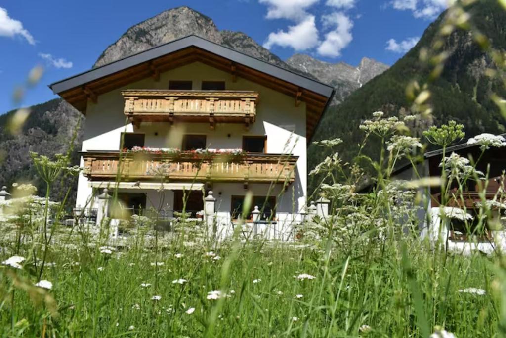 a building with a balcony on a mountain at Ferienhaus Haueis in Tumpen