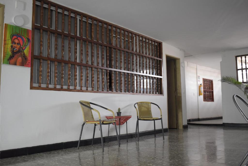 2 chaises et une table dans une pièce dans l'établissement Casa Matuna - Cartagena, à Carthagène des Indes