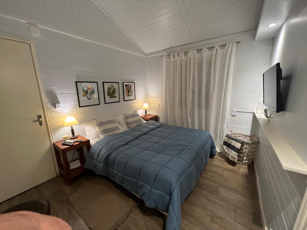 Giường trong phòng chung tại Exclusiva cabaña en el complejo la aventura.