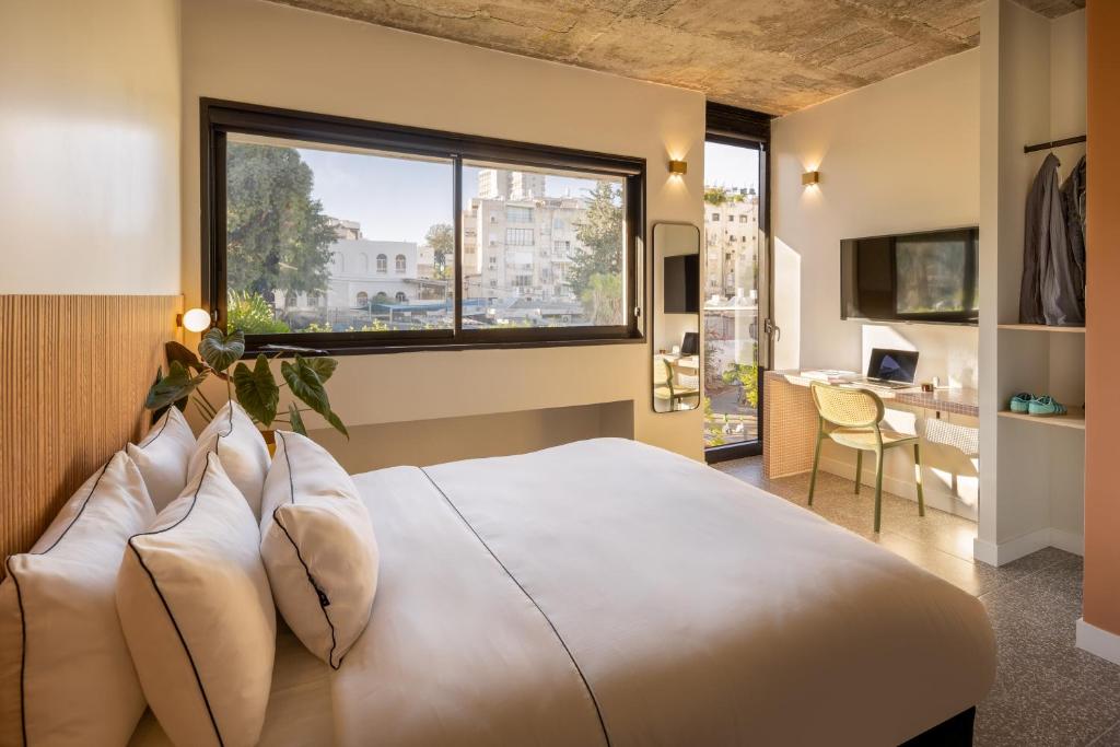 TV a/nebo společenská místnost v ubytování Savanna - by Loginn Tel-Avivian hotels