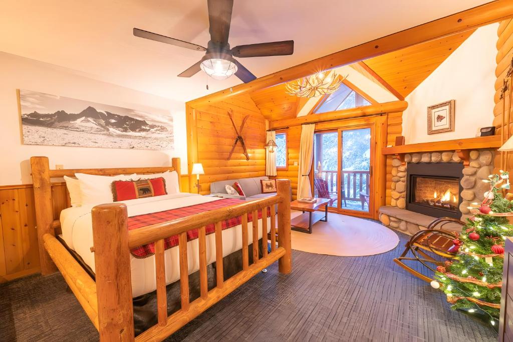 een slaapkamer met een bed en een kerstboom bij Baker Creek By Basecamp in Lake Louise