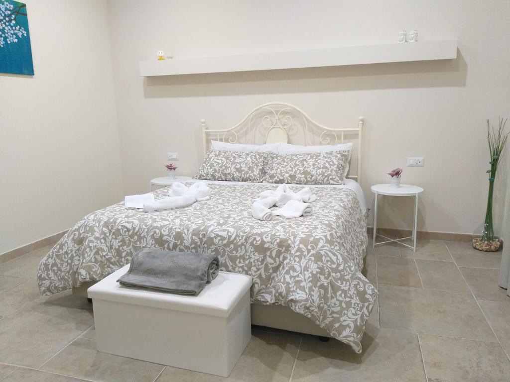een slaapkamer met een bed met twee handdoeken erop bij Casetta Porta di Ligne in Catania