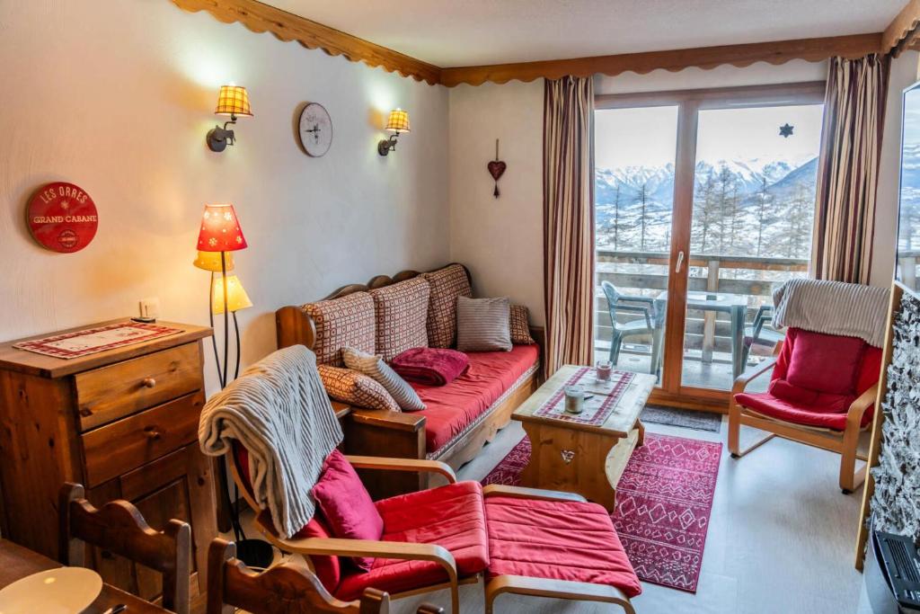 un salon avec un canapé et une fenêtre dans l'établissement Résidence Les Hauts De Preclaux - Charmant appartement au coeur des Orres 1800 MAE-5924, aux Orres