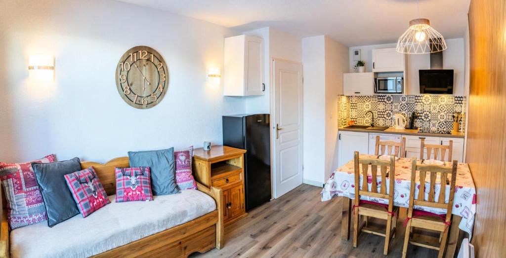un salon avec un canapé et une cuisine dans l'établissement Résidence Le Balcon Des Airelles - Appartement calme au coeur des Orres 1800 MAE-6694, aux Orres