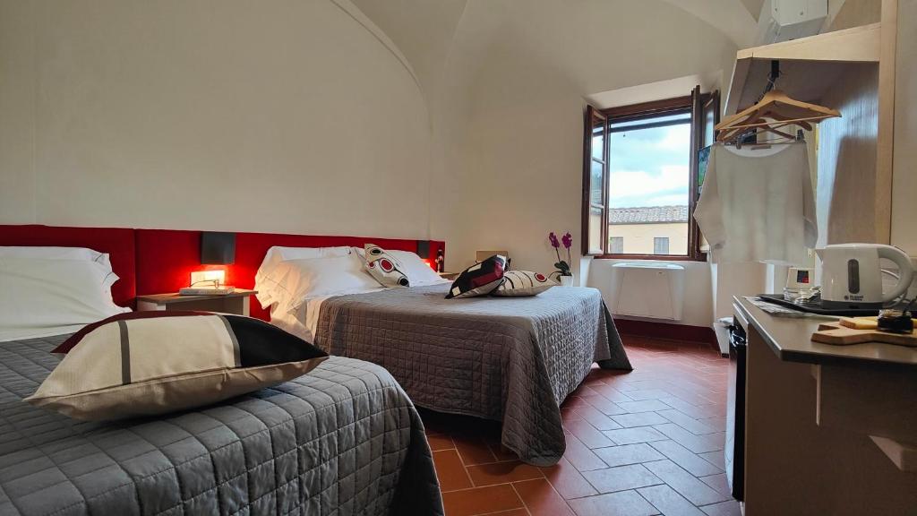 Postel nebo postele na pokoji v ubytování Chiostro Delle Monache Hostel Volterra