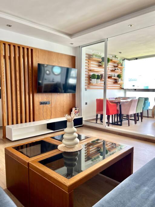 TV a/nebo společenská místnost v ubytování Appartement pieds dans l’eau M’diq