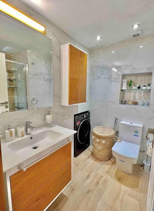 Koupelna v ubytování Appartement pieds dans l’eau M’diq