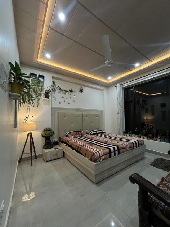 1 dormitorio con cama y techo en Suri Homestay - Best Homestay In Dalhousie, en Banikhet