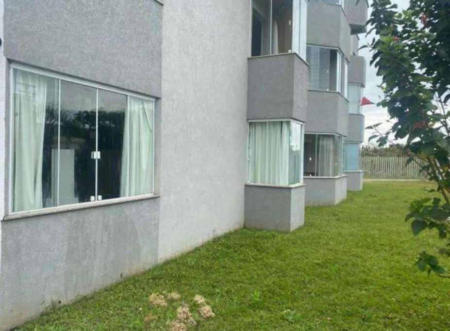 グァラトゥバにあるApartamento Aconchegante 20mts da praia, 3quartos.のギャラリーの写真