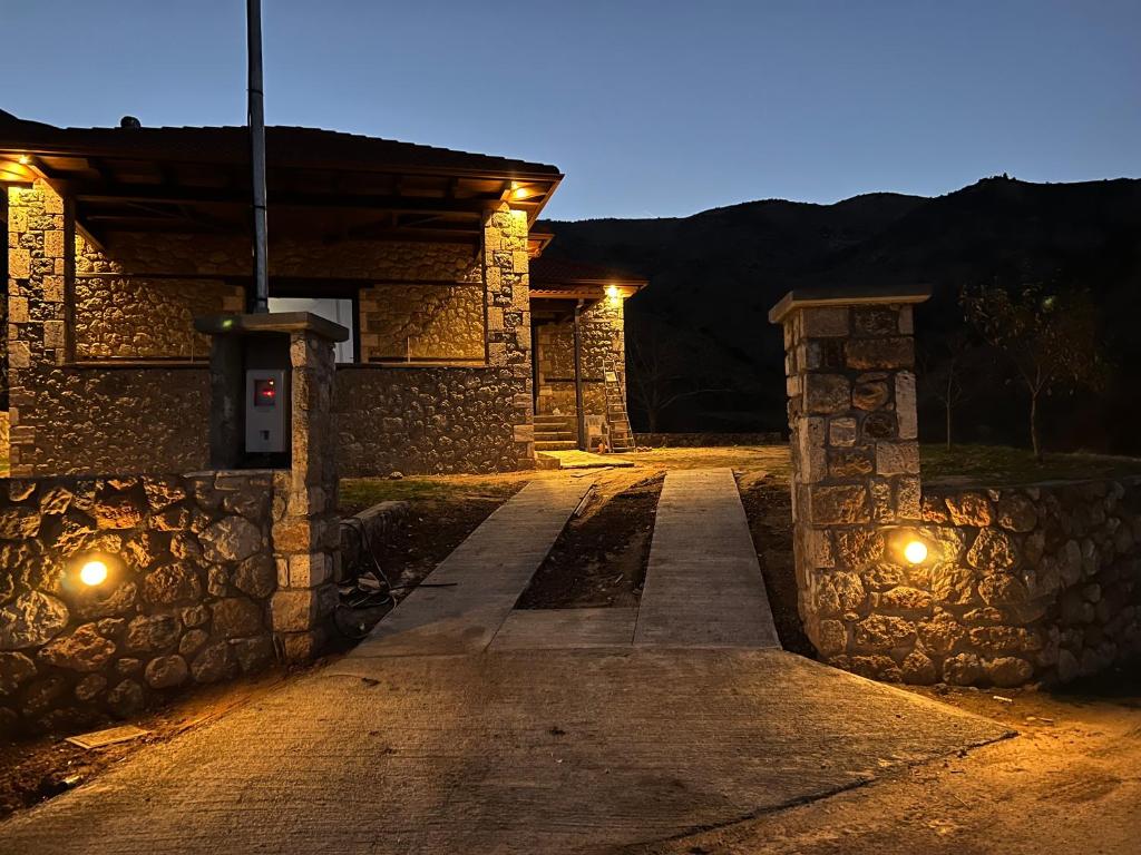um edifício de pedra com luzes acesas à noite em Chalet Vella 