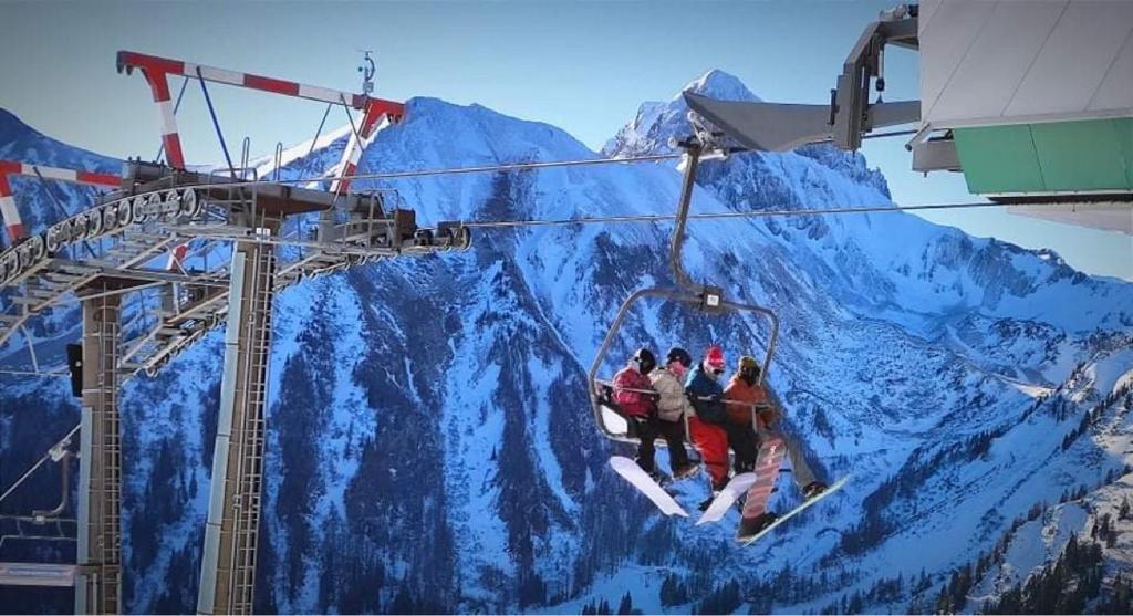 un grupo de personas montando un remonte en las montañas en Haus-erzberg, en Vordernberg