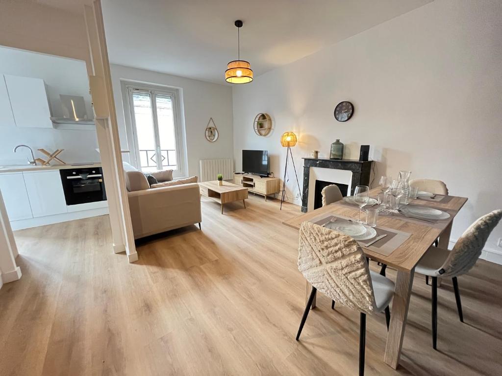 un salon et une salle à manger avec une table et des chaises dans l'établissement Le Pâtis - Proche Gare - Centre ville - 4 pers, au Mans