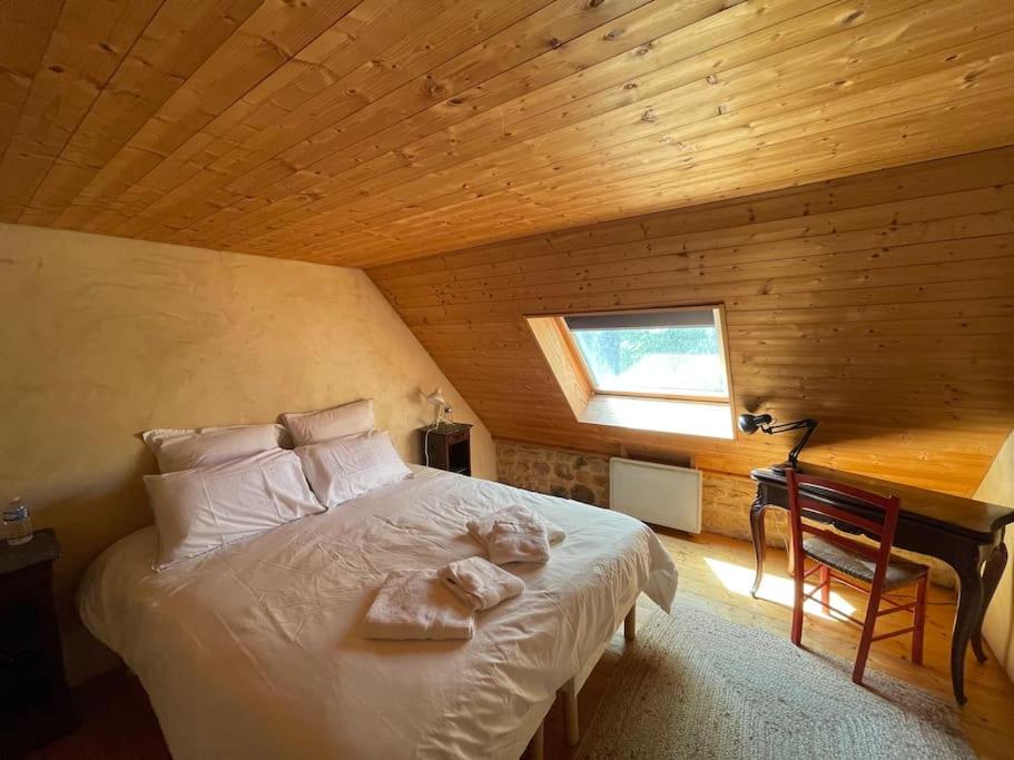 Llit o llits en una habitaci&oacute; de Havre de paix: maison de campagne avec piscine