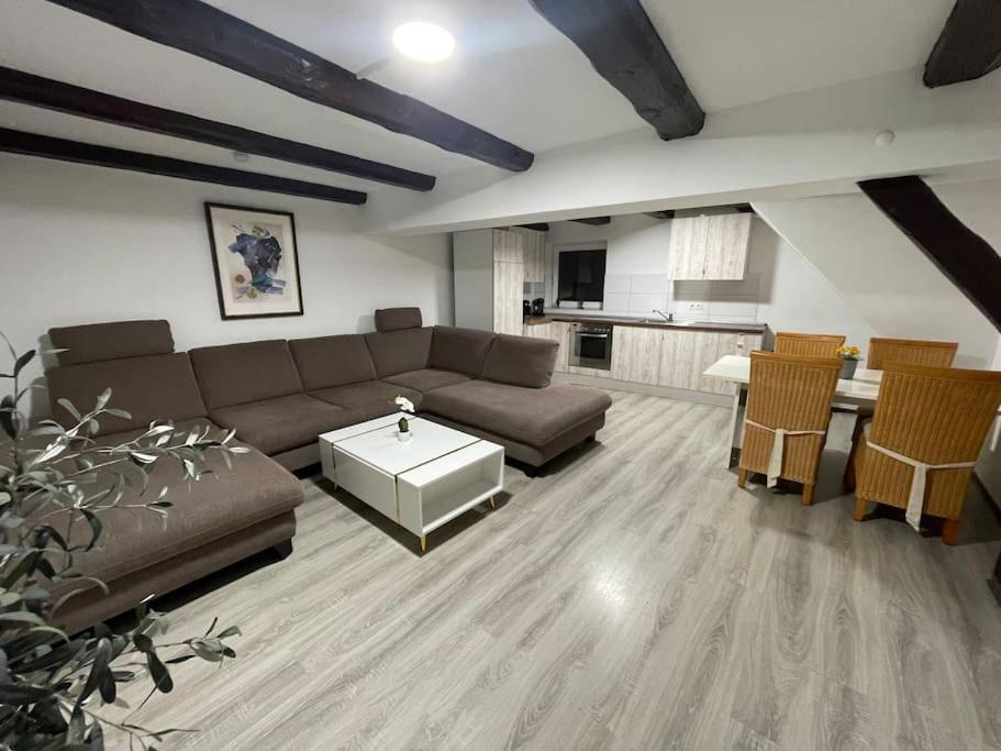 sala de estar con sofá y mesa en Schwert Verden Ferienwohnung, en Verden