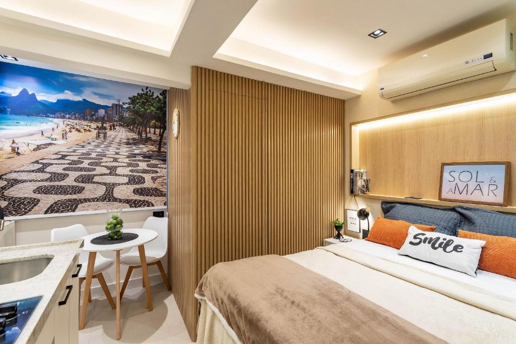 a hotel room with a bed and a view of a beach at PREMIUM Maravilhoso Estúdio sofisticado e completo em Ipanema in Rio de Janeiro
