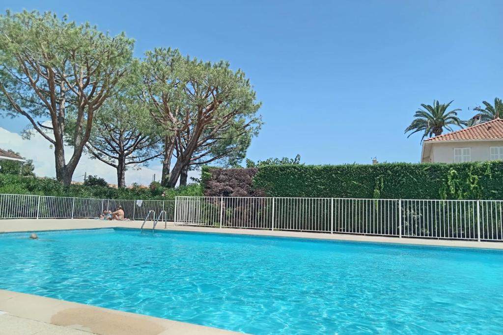 Photo de la galerie de l'établissement 3BDR apartment terrasse sea view parking pool tennis, à Antibes